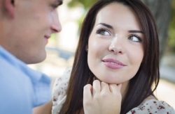 9 Verlossende tips als je vriend naar andere vrouwen kijkt 9 Verlossende Tips Als Je Vriend Naar Andere Vrouwen Kijkt